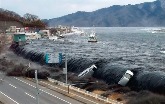 tsunami arrasando una costa